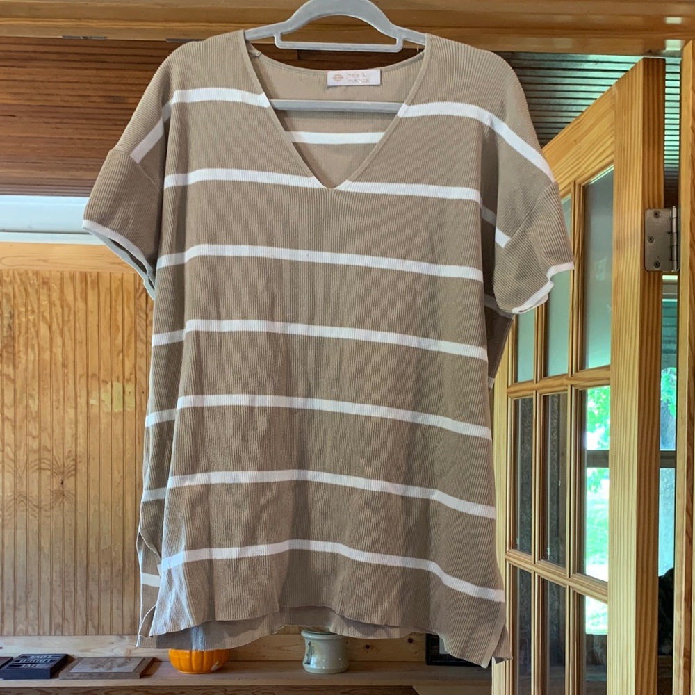 Women's Leela & Lavender Striped Cream Tan Ribbed V-neck Short Sleeve Shirt L